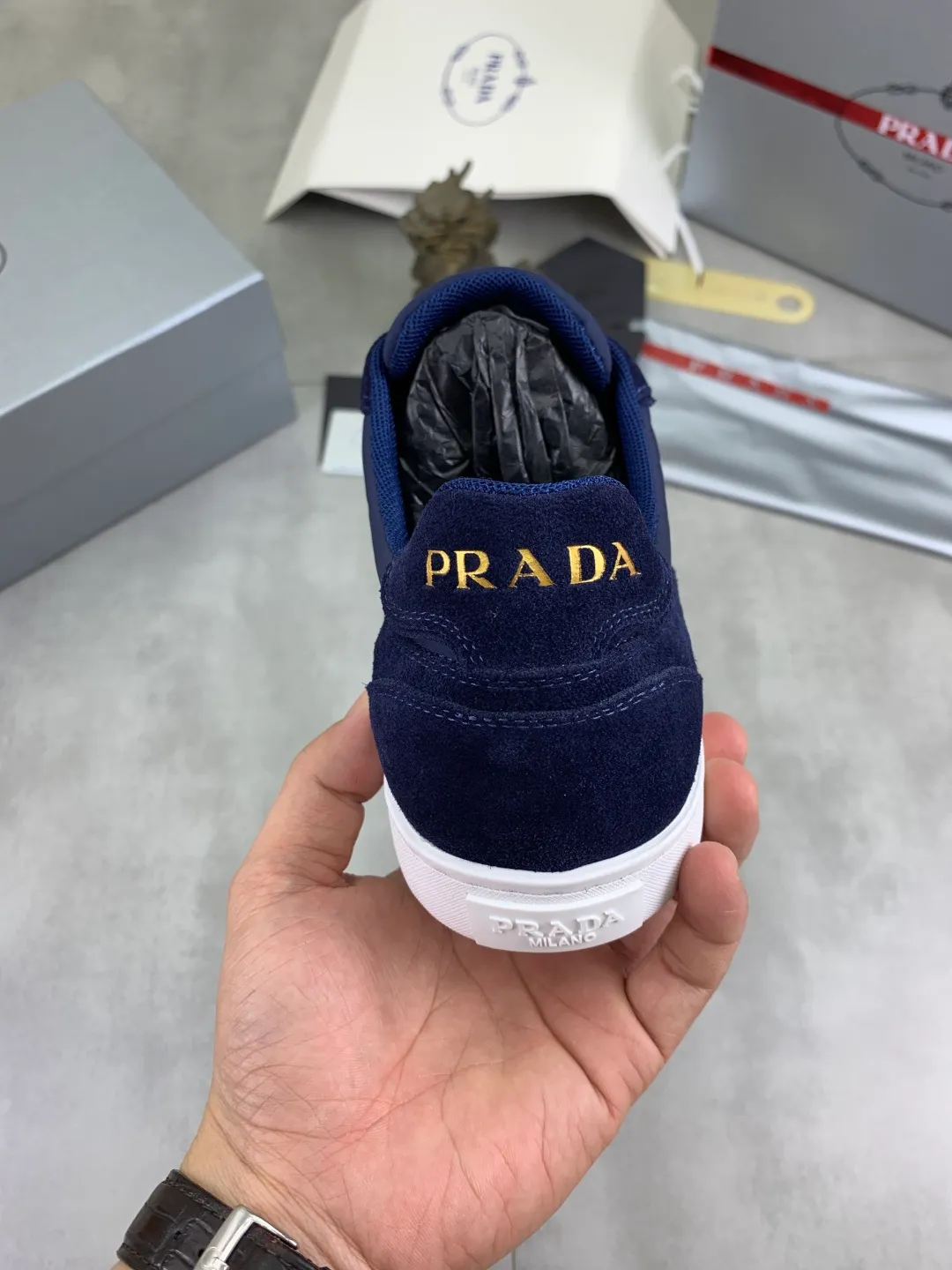 Men's shoes 💰P560💰[New model] The top version is available on the official website, 🆘 The trendy brand (Prada) mainly promotes the popular model, avant-garde and versatile fashionable men's shoes, private version mold opening, cowhide surface splicing 1:1.. Stylish and simple, original imported cowhide lining cowhide feet; the atmosphere and personality are more fashionable, eye-catching and pursuing class. It will subvert the old idea and be a must-have for fashionistas with you! Must keep it for yourself! Tall and comfortable, large and low, high-end quality workmanship. Official website’s new high-end outsole. Size: 38-45. Multiple colors available.